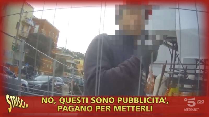 striscia la notizia il servizio di jimmy ghione sui cartelloni pubblicitari alla chiesa di ponte milvio 4