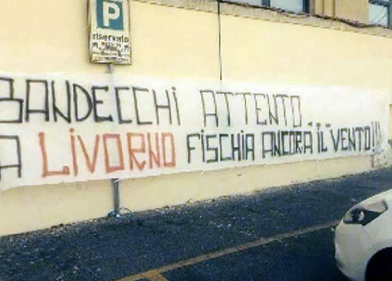 striscione contro bandecchi a livorno