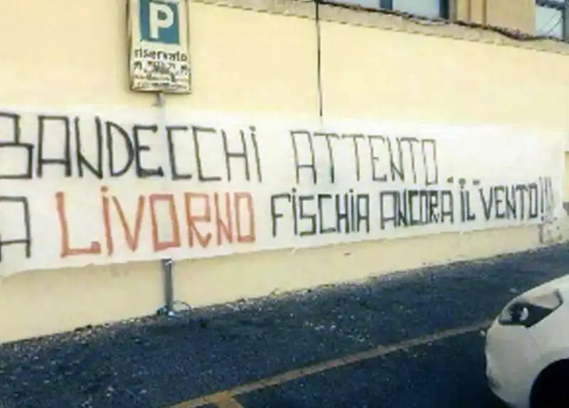 striscione contro bandecchi a livorno