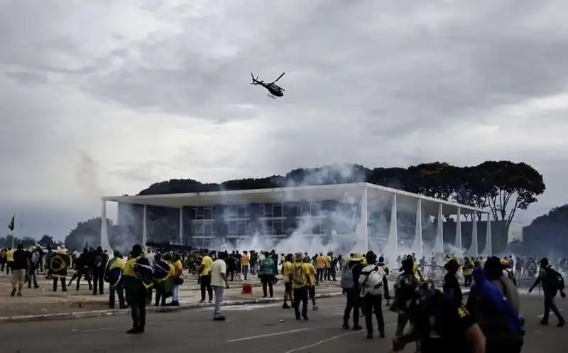 supporter di bolsonaro assaltano al congresso a brasilia   5