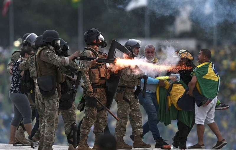 supporter di bolsonaro assaltano al congresso a brasilia 7