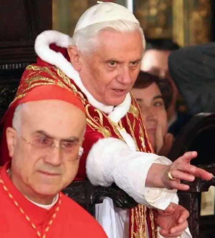 TARCISIO BERTONE E JOSEPH RATZINGER