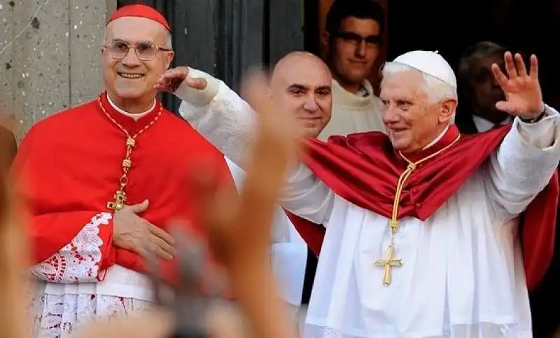 TARCISIO BERTONE E JOSEPH RATZINGER   