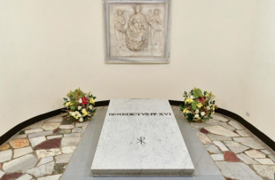 tomba ratzinger grotte vaticane