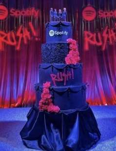 torta nera al matrimonio dei maneskin