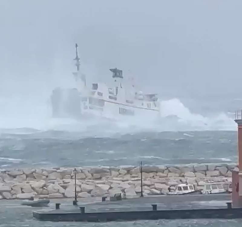 traghetto laziomar ponza formia in balia del mare in tempesta 4