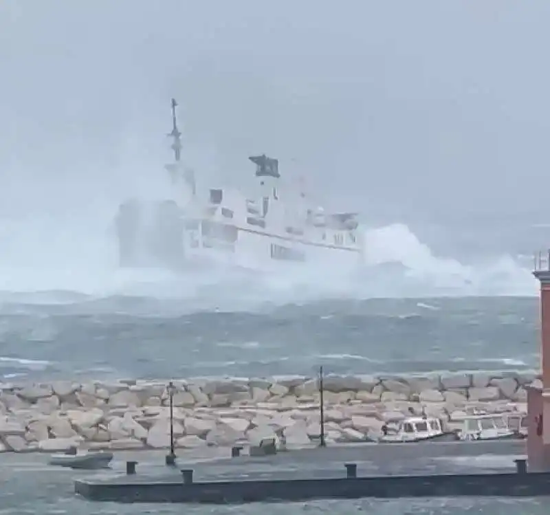 traghetto laziomar ponza formia in balia del mare in tempesta   4