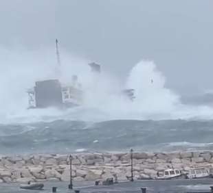 traghetto laziomar ponza formia in balia del mare in tempesta 5