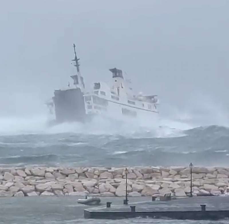 traghetto laziomar ponza formia in balia del mare in tempesta 6