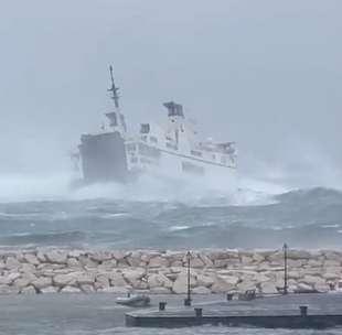 traghetto laziomar ponza formia in balia del mare in tempesta 6