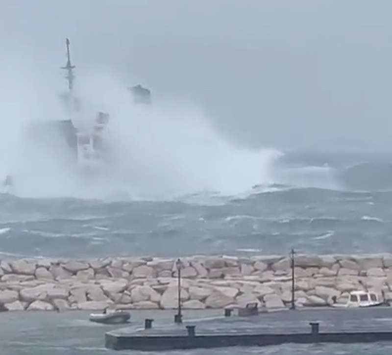 traghetto laziomar ponza formia in balia del mare in tempesta 7