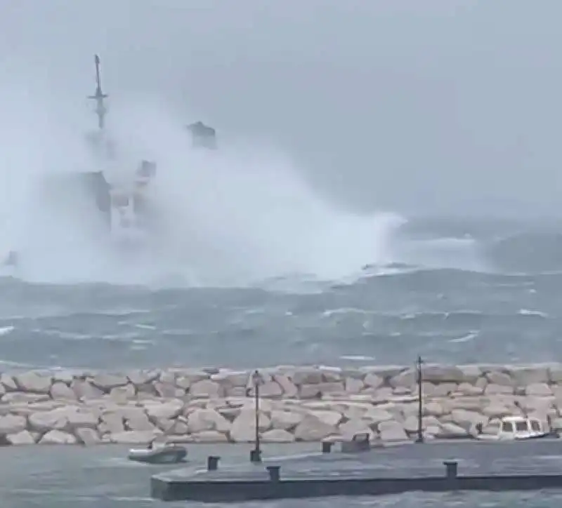 traghetto laziomar ponza formia in balia del mare in tempesta   7