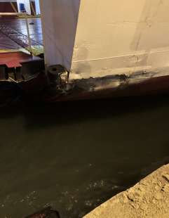 traghetto toremar urta contro il molo a portoferraio 2