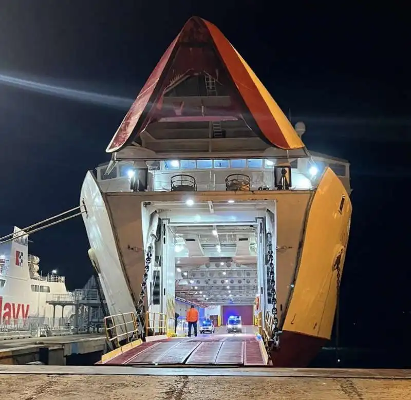 traghetto toremar urta contro il molo a portoferraio   3