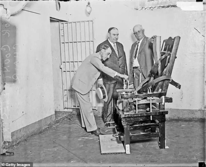 tre uomini in piedi accanto a una sedia elettrica nel carcere della contea di cook, chicago, illinois, 1927