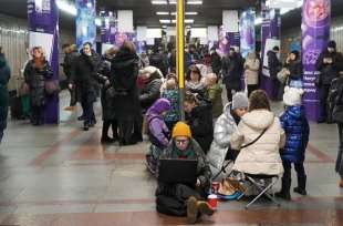 ucraini si nascondono dai bombardamenti nelle metropolitane 1