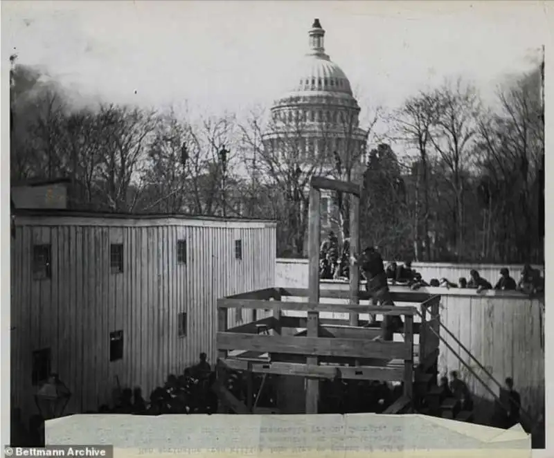 un'immagine del novembre 1865 mostra un uomo che fa scattare la trappola per uccidere il criminale di guerra henry wirz, condannato per la guerra civile, nel cortile della old capitol prison. 