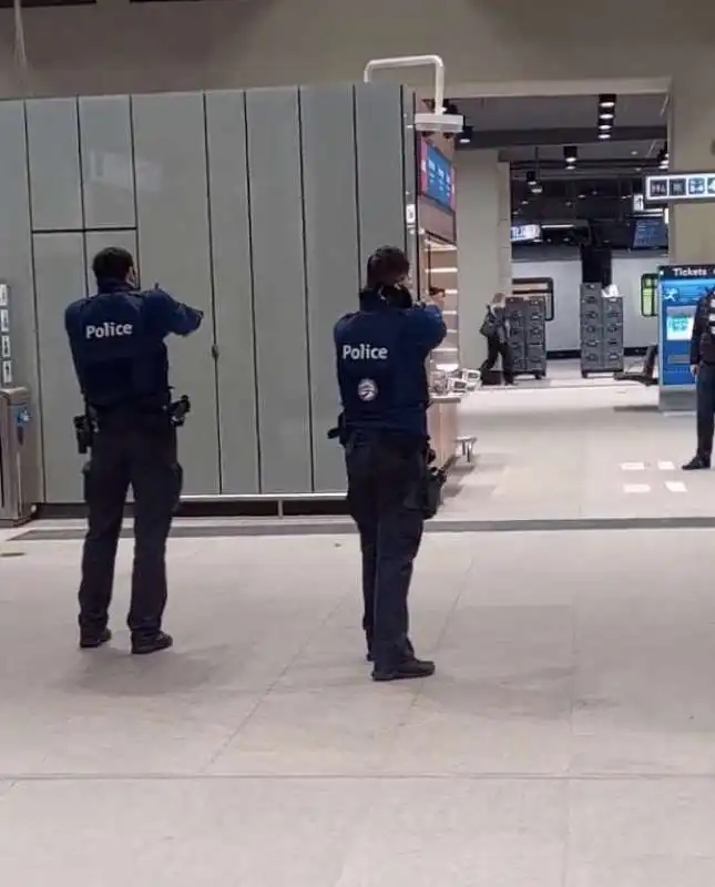 UOMO ARMATO DI COLTELLO IN METRO A BRUXELLES