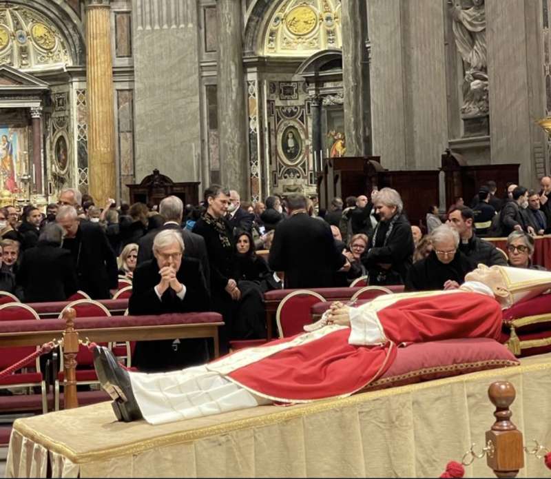 vittorio sgarbi davanti alla salma di joseph ratzinger a san pietro 1