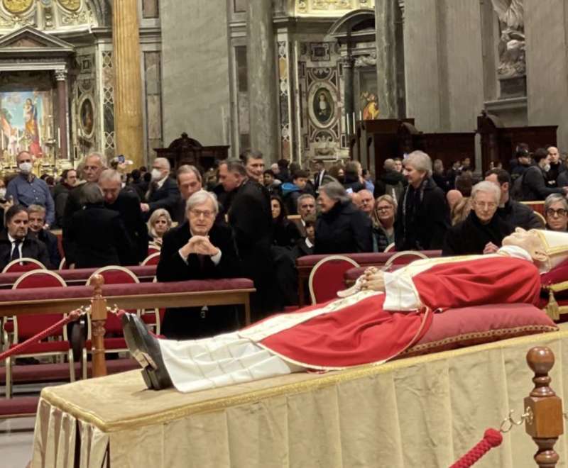 vittorio sgarbi davanti alla salma di joseph ratzinger a san pietro 3