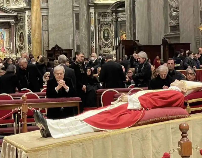 vittorio sgarbi davanti alla salma di joseph ratzinger a san pietro   6