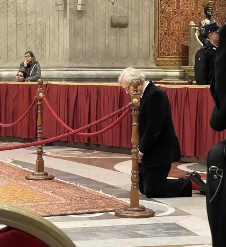 vittorio sgarbi in ginocchio  davanti alla salma di joseph ratzinger a san pietro   2