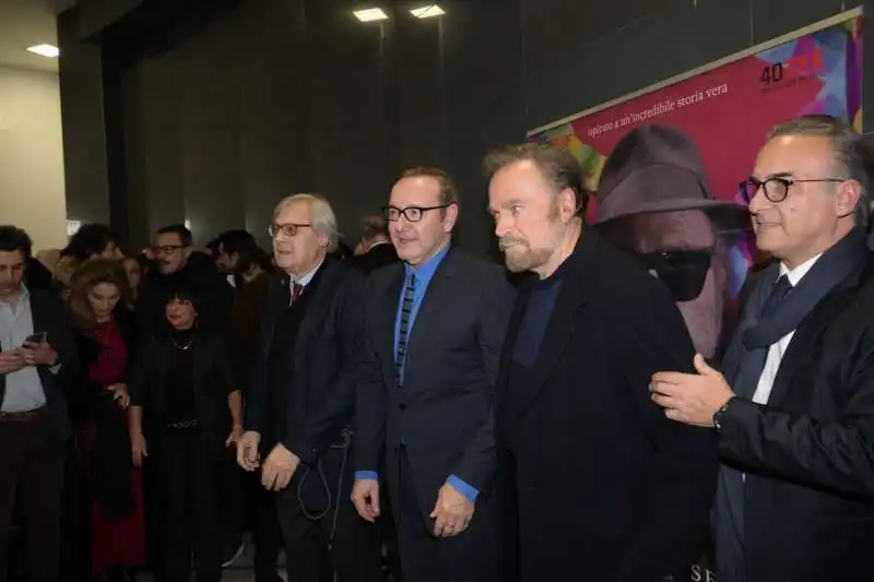 vittorio sgarbi   kevin spacey   franco nero   foto di bacco. 