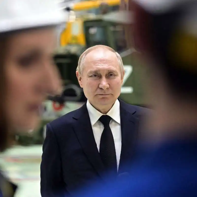 vladimir putin in fabbrica a san pietroburgo 