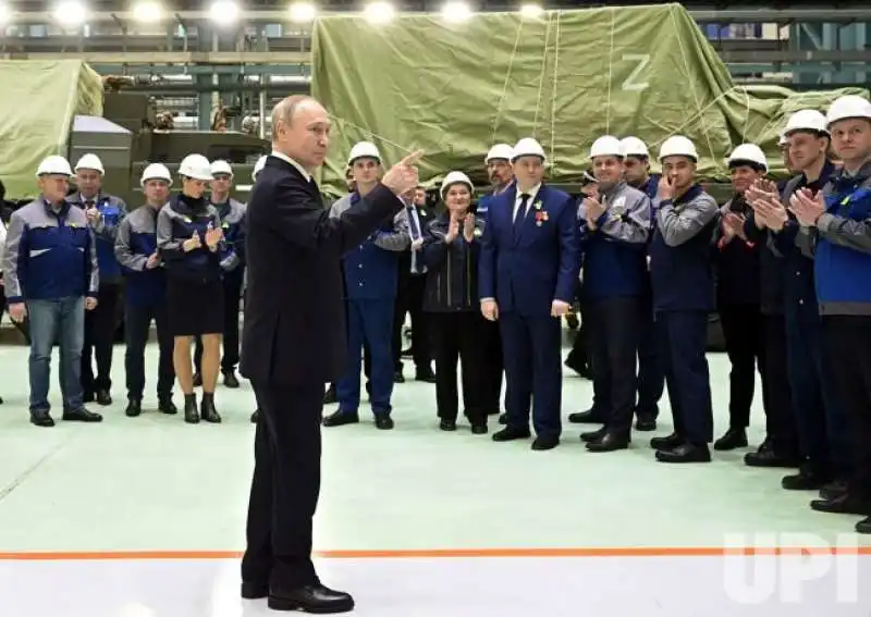 vladimir putin in fabbrica a san pietroburgo  2