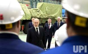 vladimir putin in fabbrica a san pietroburgo 3