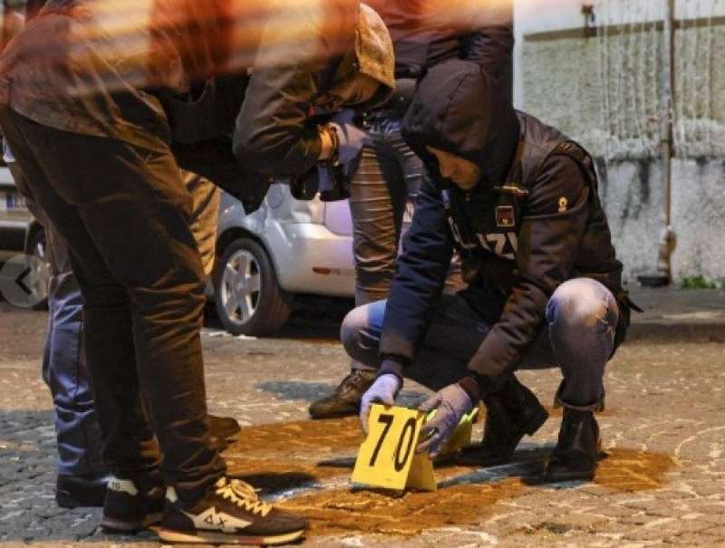 agguato con 80 colpi di pistola a napoli