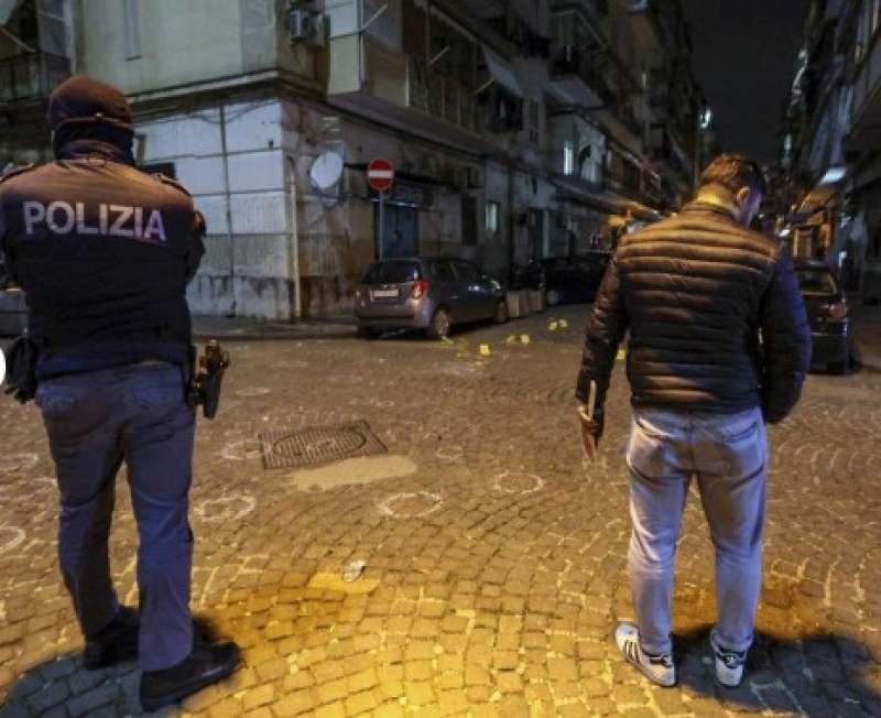 agguato con 80 colpi di pistola a napoli