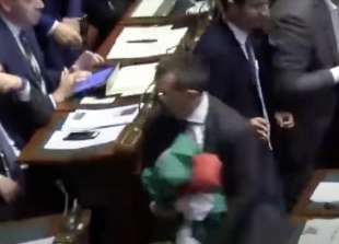 andrea delmastro si porta via il tricolore a montecitorio 1