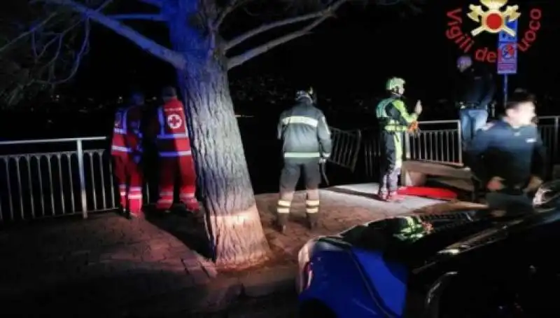 auto sfonda il parapetto e cade nel lago di como 1