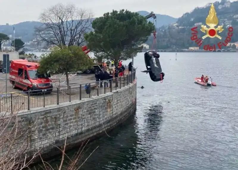 auto sfonda il parapetto e cade nel lago di como 3