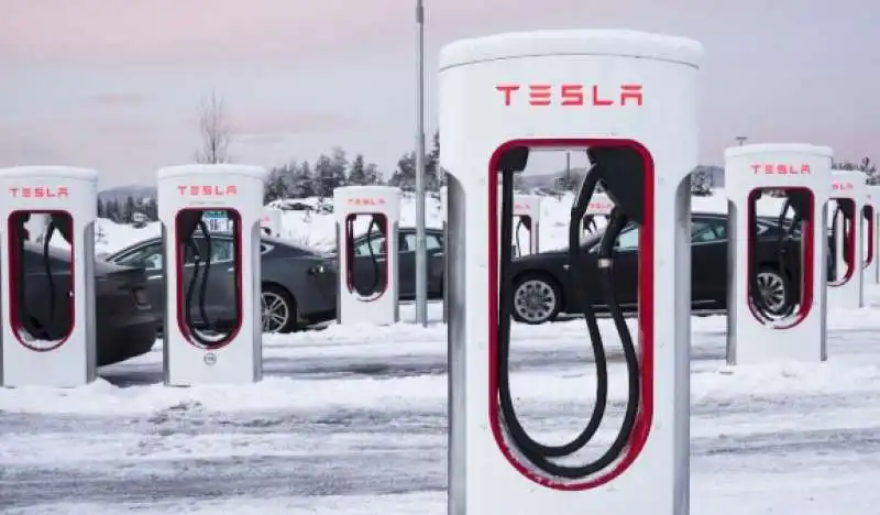 auto tesla ferme per il freddo a chicago 1