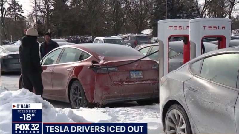 auto tesla ferme per il freddo a chicago 2