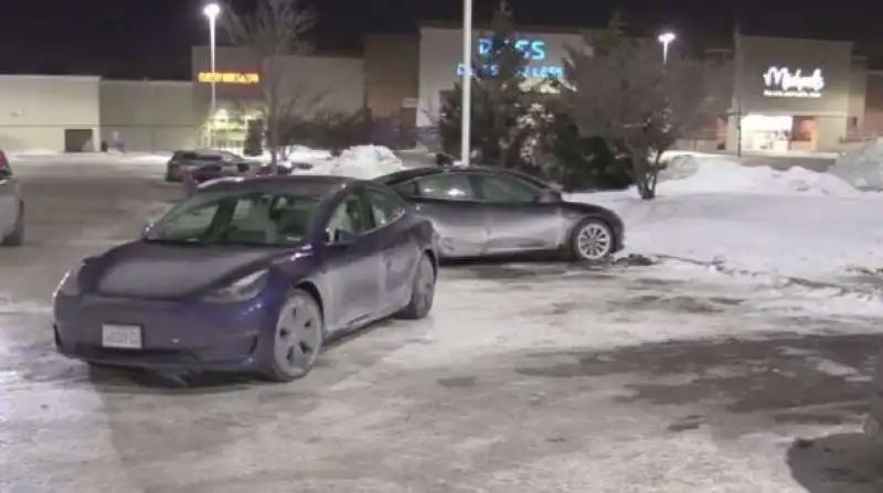 auto tesla ferme per il freddo a chicago 5