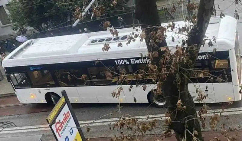 AUTOBUS YUTONG FUORI STRADA A MESTRE 