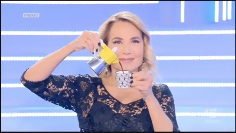 barbara d'urso con la caffettiera