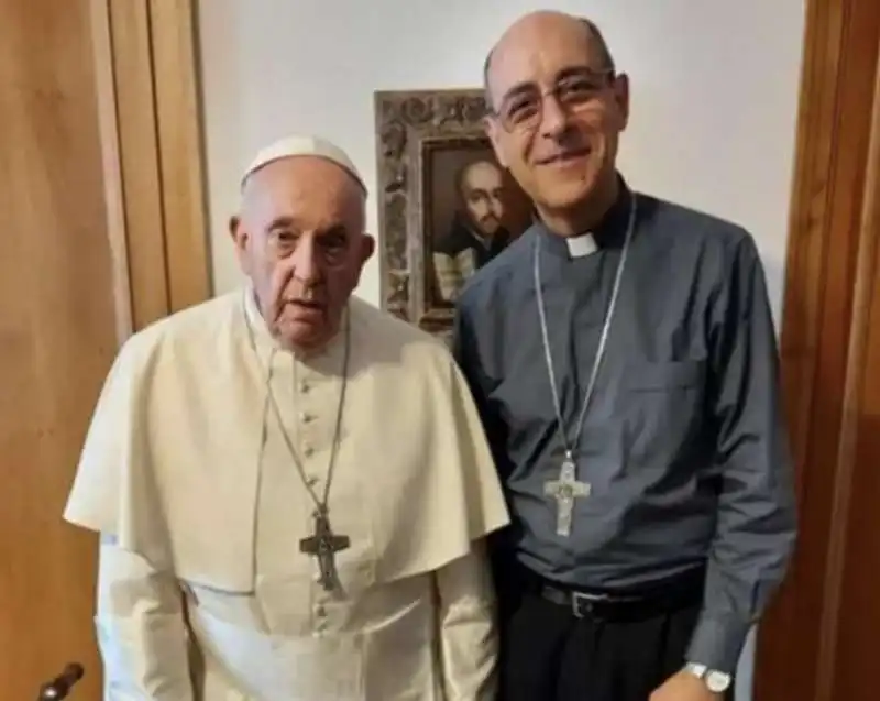 bergoglio con victor manuel fernandez 