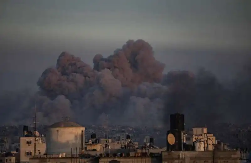 bombardamenti su khan yunis   striscia di gaza