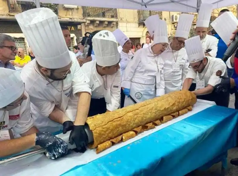 CANNOLO PIU LUNGO DEL MONDO     