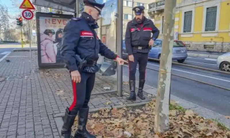 cavo di acciaio teso in strada a milano 1