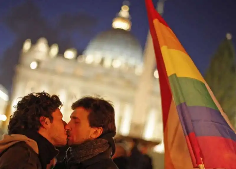 coppie gay davanti a san pietro