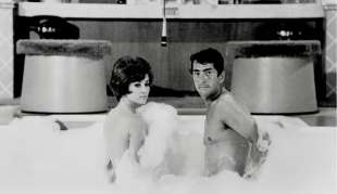 dean martin e beverly adams in matt helm il silenziatore