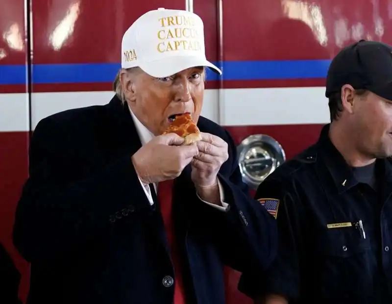 DONALD TRUMP MANGIA LA PIZZA IN IOWA 