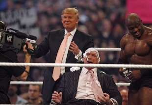 donald trump rasa i capelli di vince mcmahon a wrestlemania 23