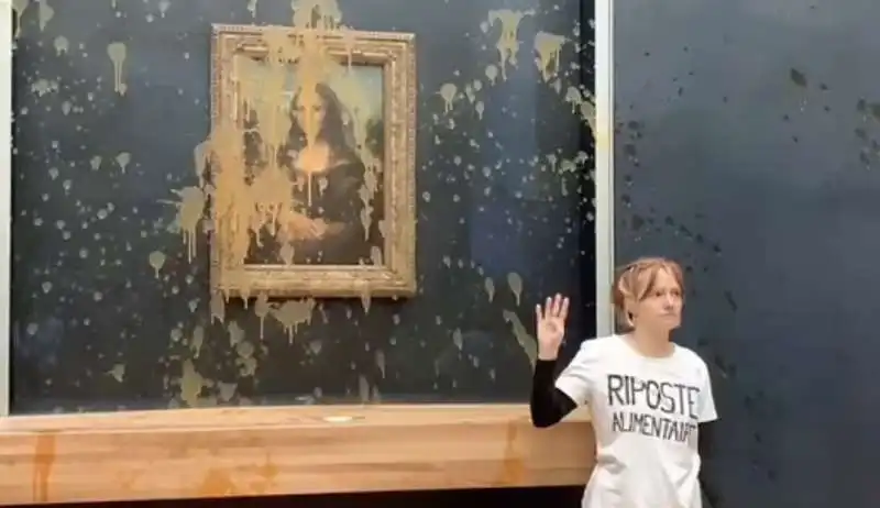 due ecoattivist gettano una zuppa contro la gioconda   3