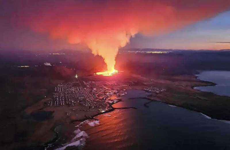 ERUZIONE DEL VULCANO VICINO GrindavIk